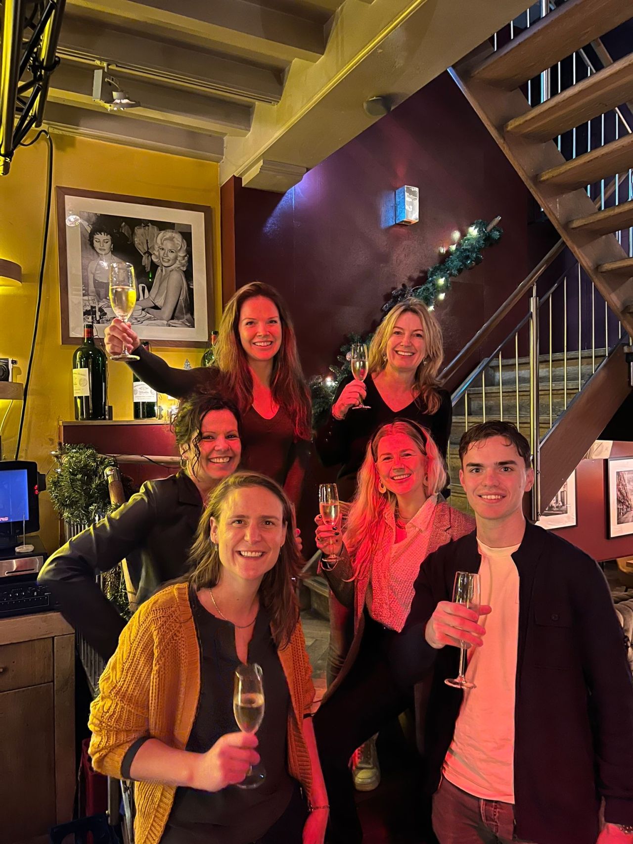 met heel team baggr op de trap van het restaurant proostent op het nieuwe jaar